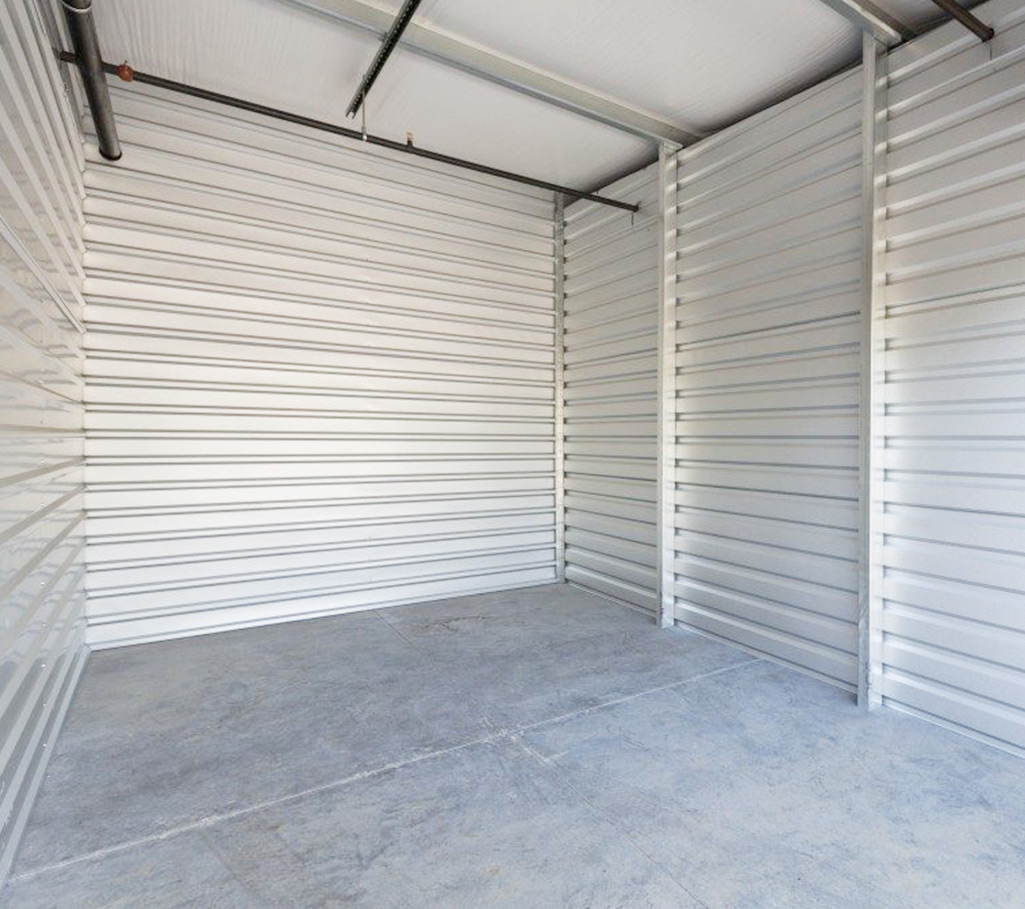 Espaços para armazenamento de móveis na Amadora